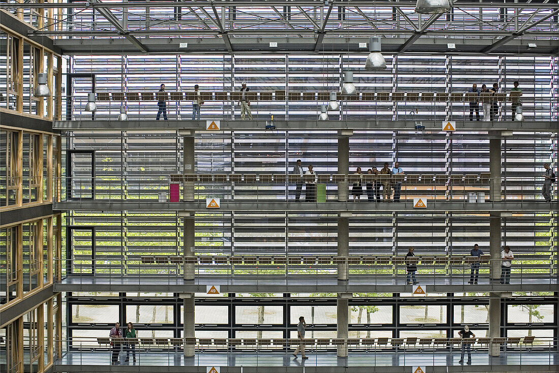 Besucher in einem Gebäude im Expo Park, Hannover, Niedersachsen, Deutschland