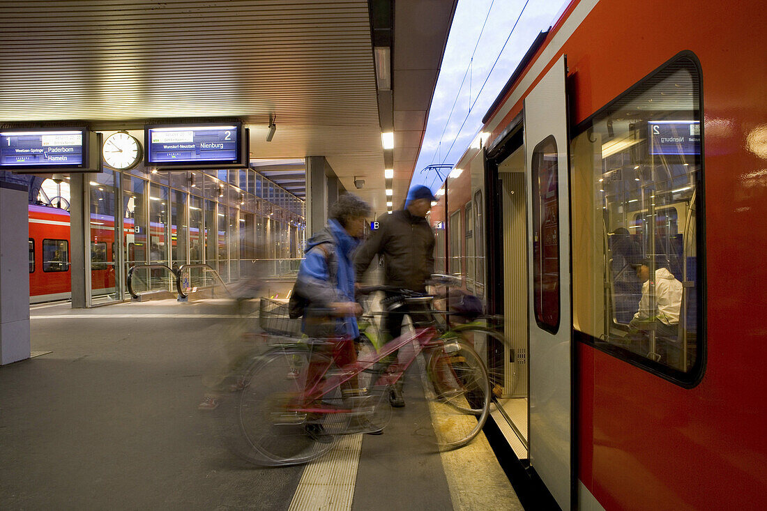 Passagiere mit Fahrrädern steigen in S-Bahnzug, Hannover, Niedersachsen, Deutschland