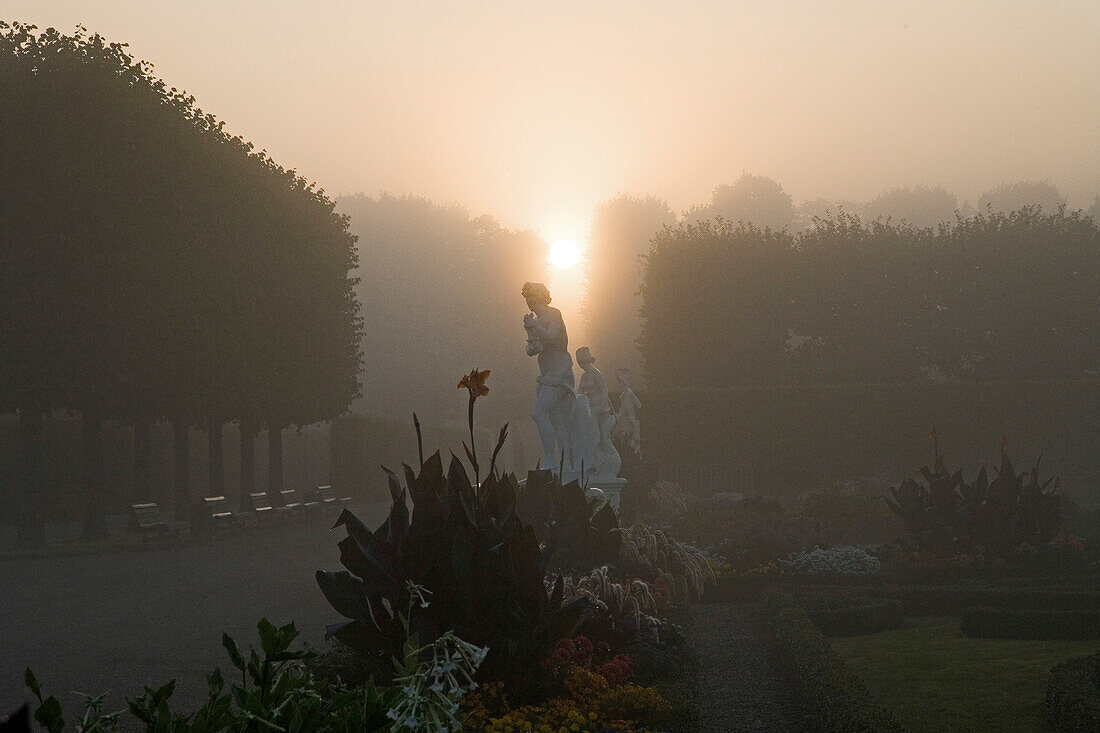 Hannover, Niedersachsen, Herrenhausen, Großer Garten, Herkules, Großes Parterre, Blumenbeete, Blumen, Blüten, Sandsteinskulpturen, vier Jahreszeiten und vier Elemente