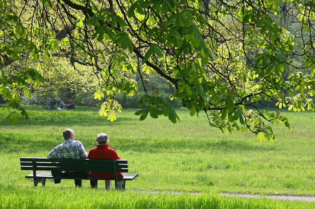 Sitzpank mit Paar im Georgen Garten, Hannover Herrenhausen