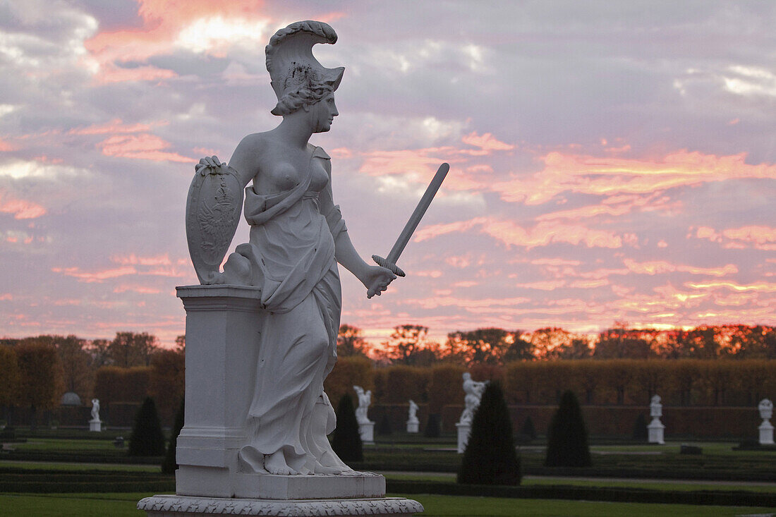 Skulptur Minerva im Abendrot, Großer Garten, Herrenhäuser Gärten, Hannover, Niedersachsen, Deutschland