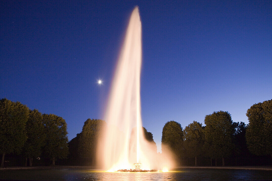 Hannover, Niedersachsen, Herrenhausen, Illumination der Großen Fontäne, Großer Garten, Springbrunnen, Wasserfontäne im Abendlicht
