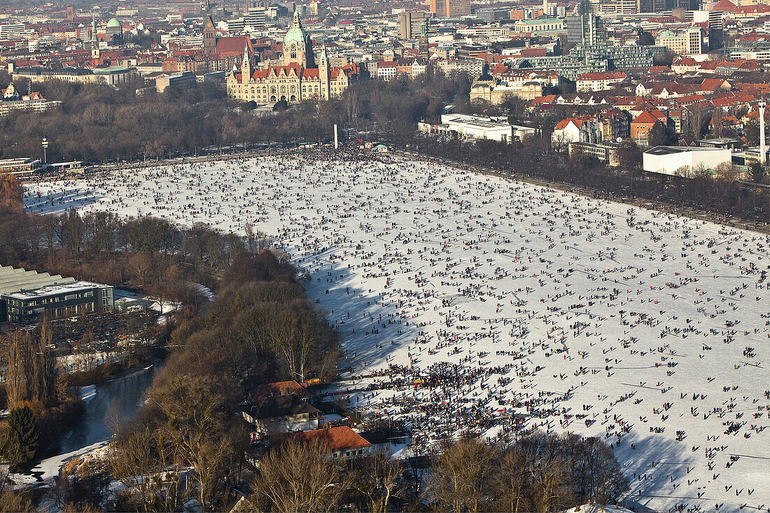 Ice skaters on lake Maschsee, Hanover, Lower Saxony, Germany