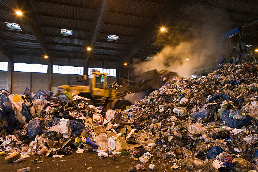 Müllsortierung im Abfallbehandlungszentrum der aha in Hannover-Lahe, Radlader zwischen Müllbergen