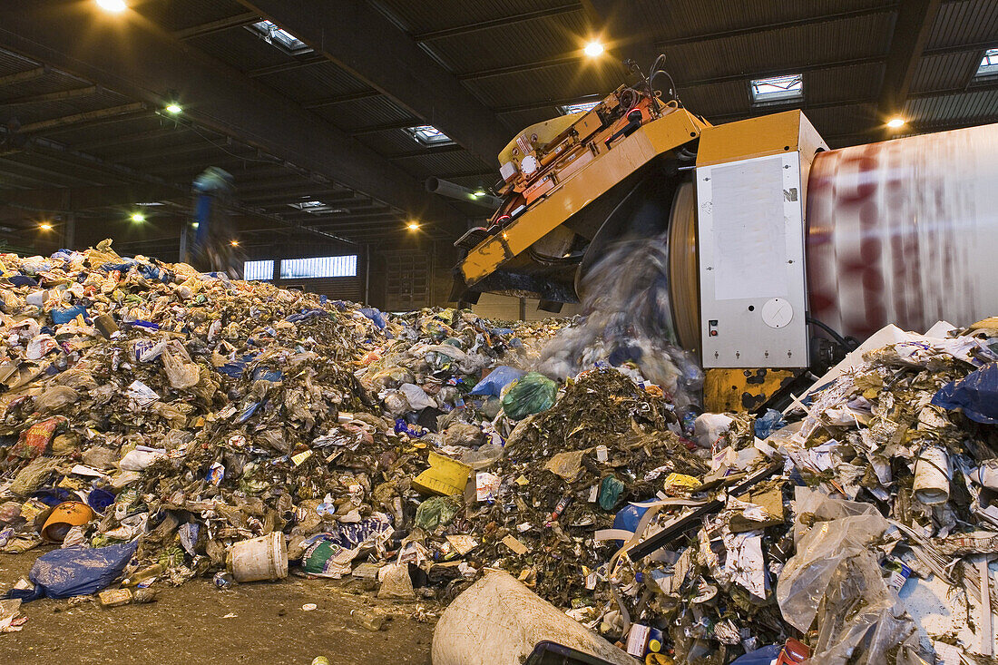 Müllhaufen in einer Abfallsortierungsanlage, Hannover-Lahe, Niedersachsen, Deutschland