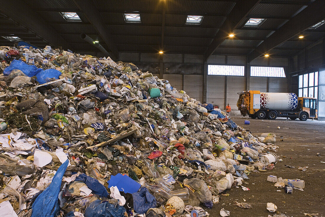 Müllhaufen in einer Müllsortierungsanlage, Hannover-Lahe, Niedersachsen, Deutschland