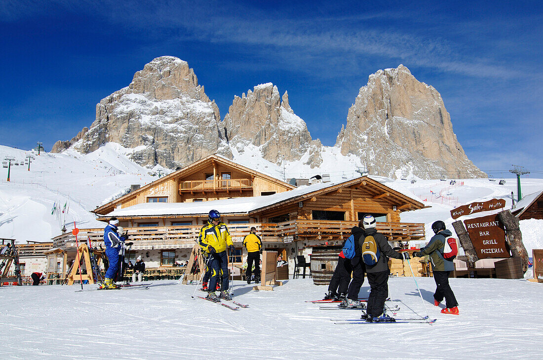 Skifahrer vor dem Rifugio Salei, Sella Joch, Langkofel, Sella Ronda, Gröden, Südtirol, Italien