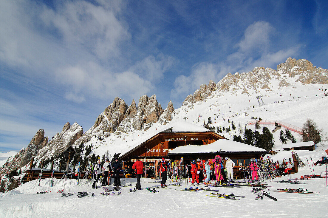 Skifahrer bei Wolkenstein, Santa Caterina, Grödner Joch, Sella Ronda, Südtirol, Italien