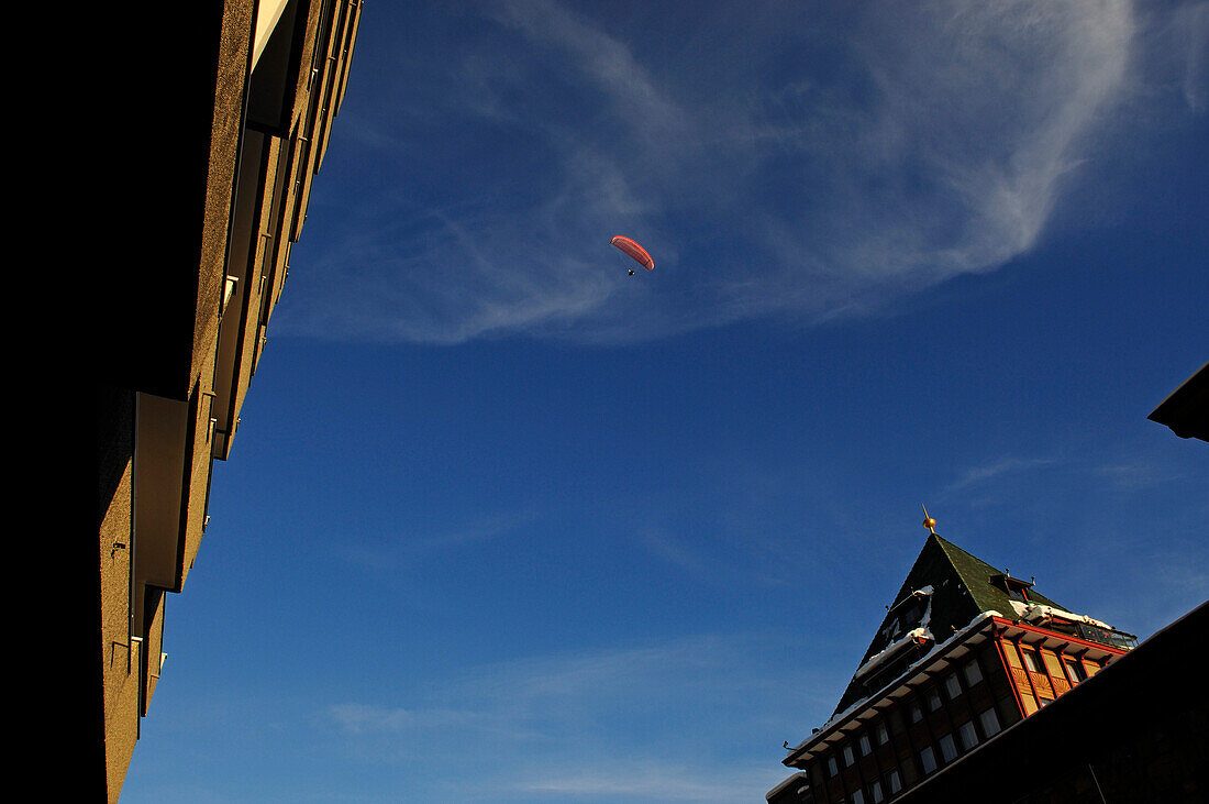 Paraglider über dem Badrutt's Palace Hotel, Sankt Moritz, Graubuenden, Schweiz
