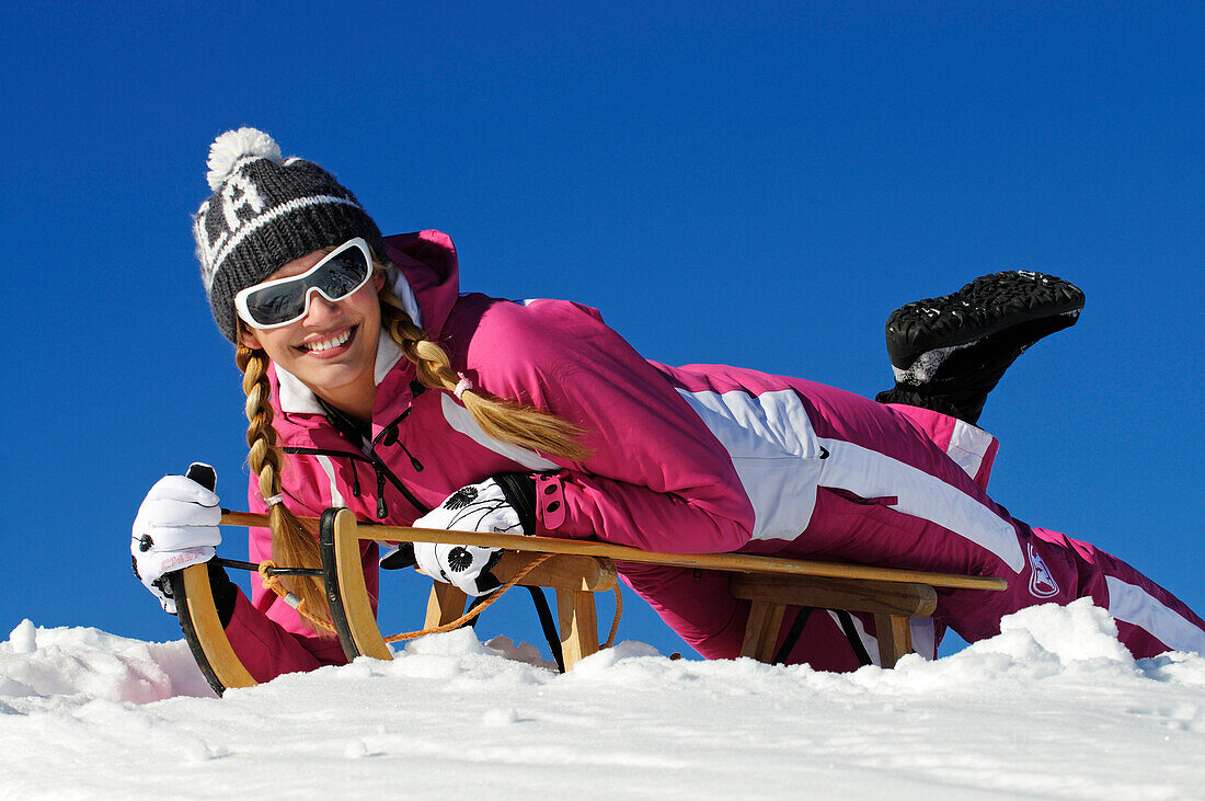 Frau auf Schlitten, Kampenwand, Chiemgau, Bayern, Deutschland, Model Released