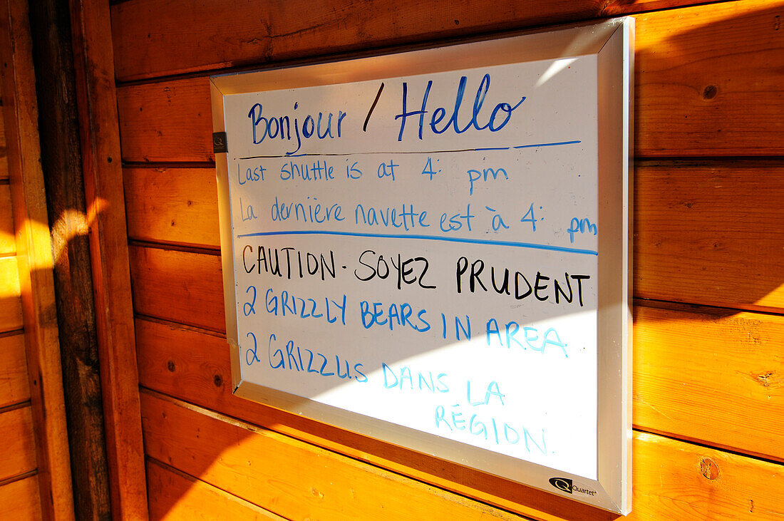 Hinweis auf Grizzly-Bären, Mount Revelstoke Ranger Station, Meadows in the Sky, Revelstoke National Park, British Columbia, Kanada