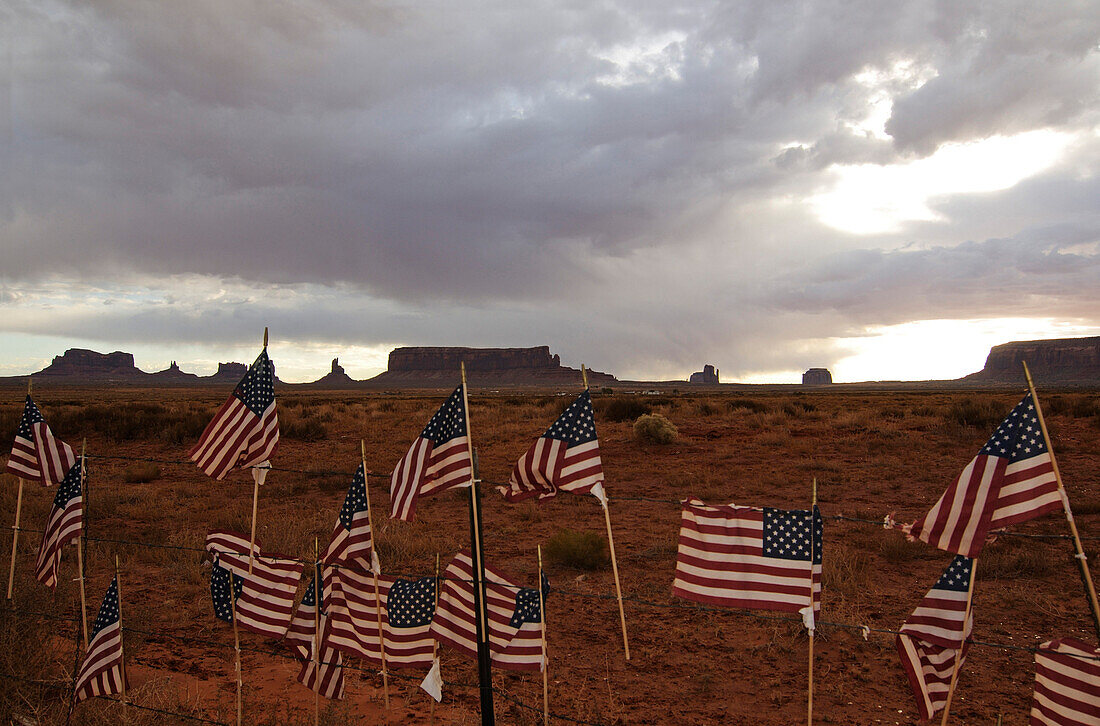 US-Flaggen, Monument Valley, Navajo Tribal Lands, Utah, USA