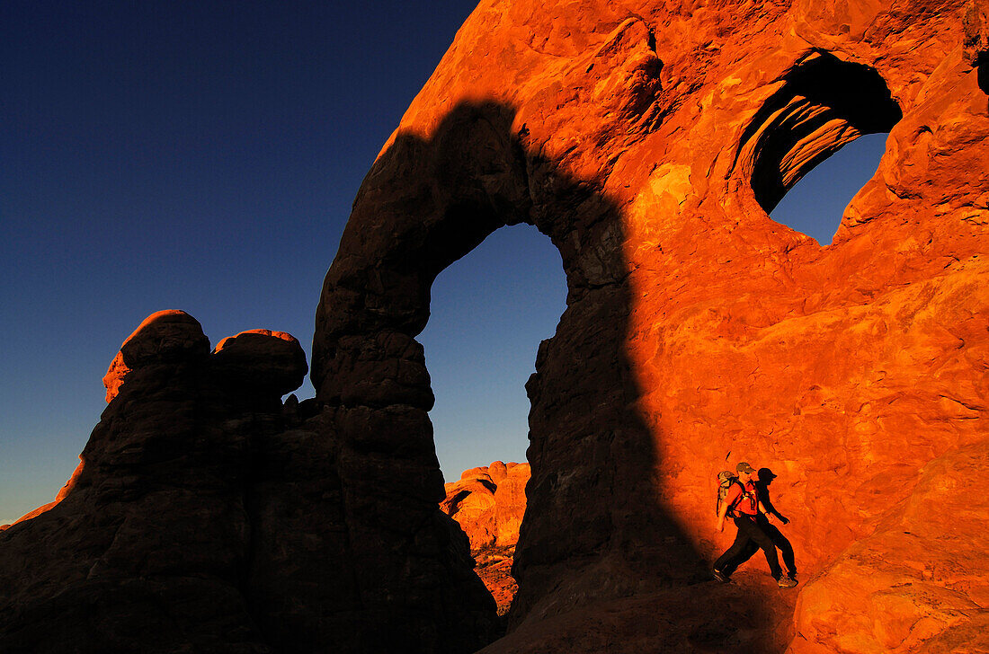 Wanderer, Turret Arch, South Window, Arches National Park, Moab, Utah, USA, MR