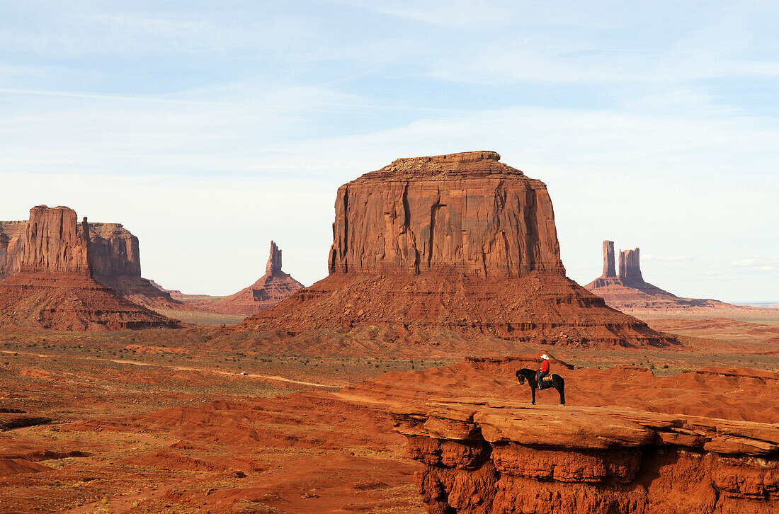 Navajo Indian auf Pferd, Monument Valley, Navajo Tribal Lands, Utah, USA