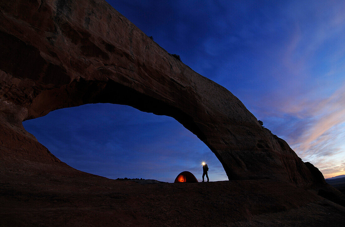 Zeltplatz, Wanderer, Trekking, Wilson Arch, Moab, Utah, USA, MR