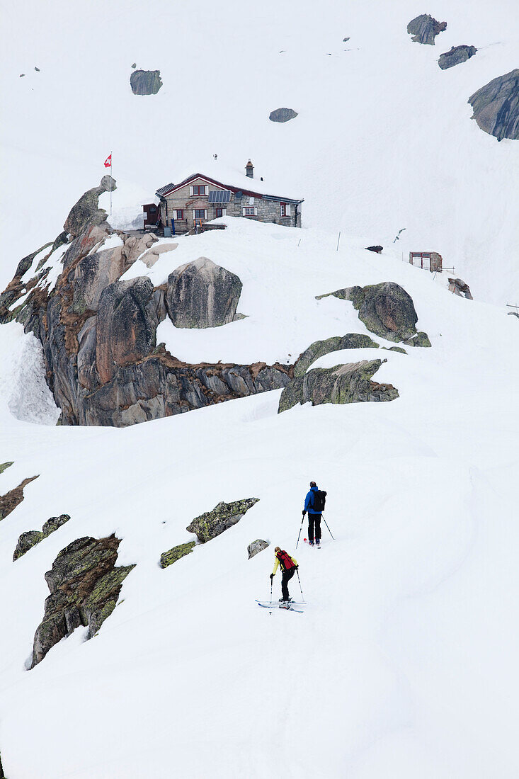 Zwei Skitourengeher bei Albert Heim Hütte, Urner Alpen, Kanton Uri, Schweiz