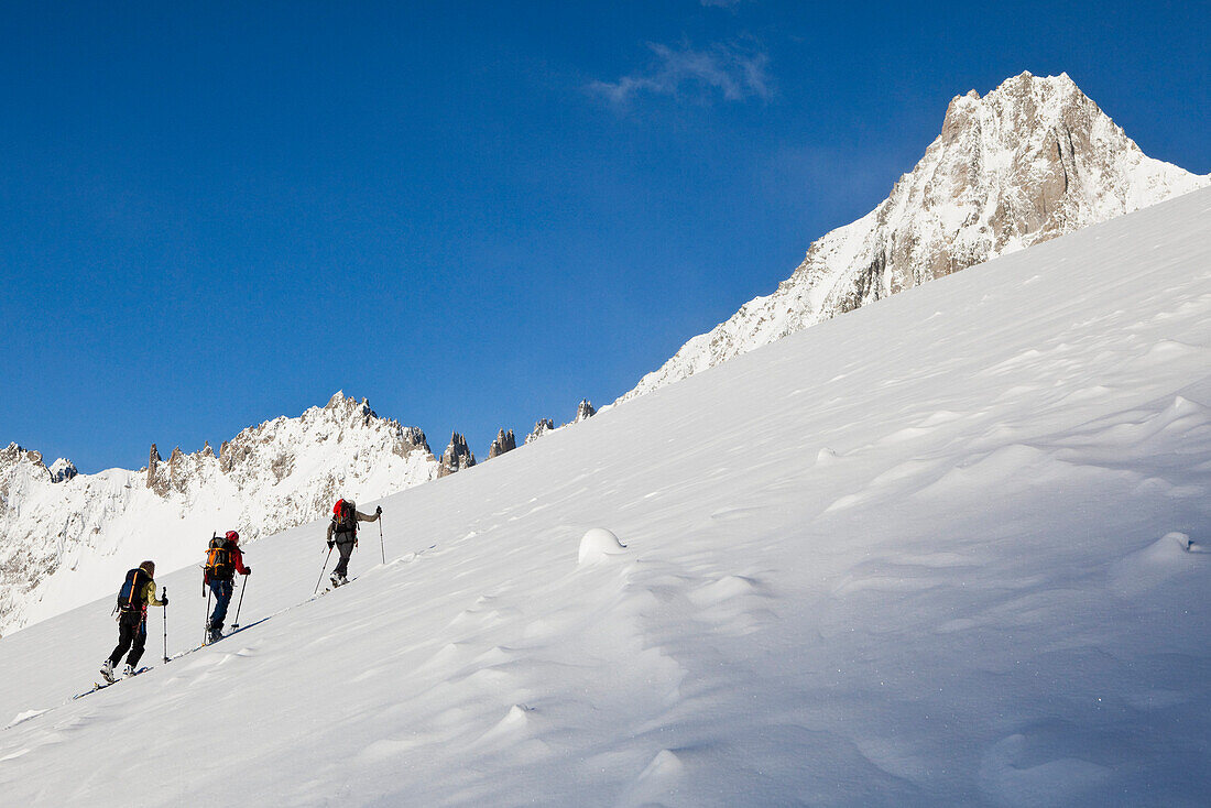 Drei Skitourengeher im Aufstieg, Val Ferret, Kanton Wallis, Schweiz