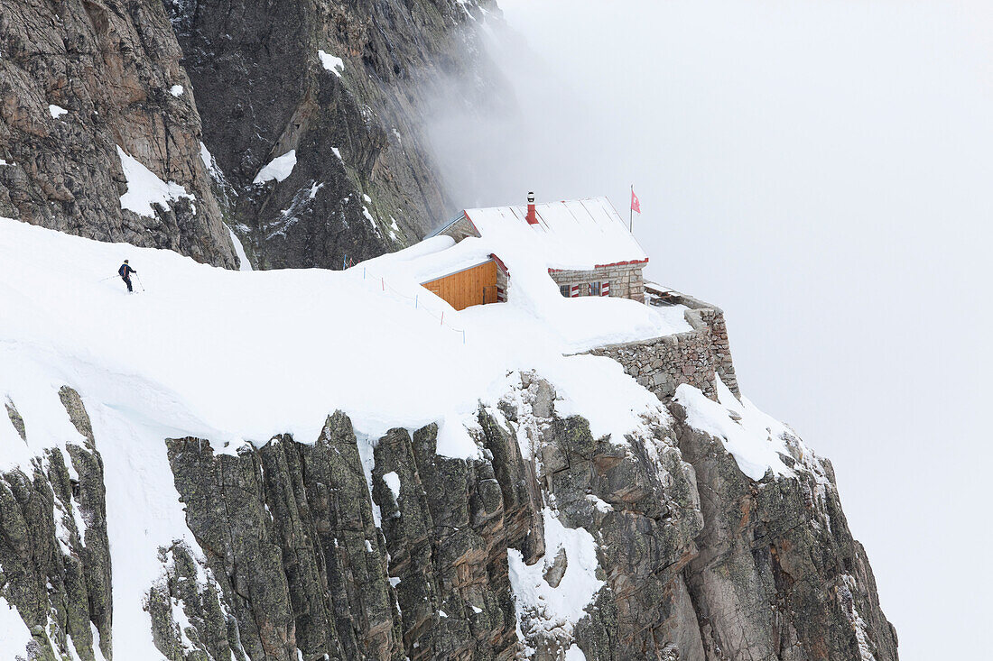 Berghütte Cabane de l'A Neuve im Nebel, Val Ferret, Kanton Wallis, Schweiz