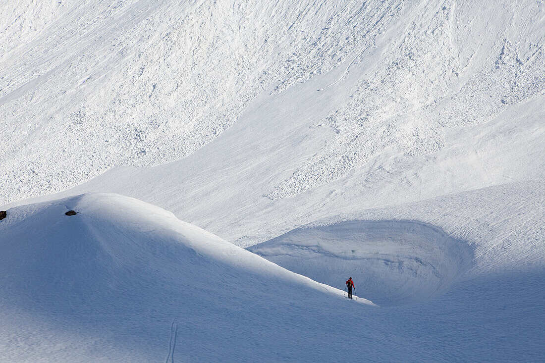Skitourengeher vor einer Schneeverwehung, Kanton Tessin, Schweiz