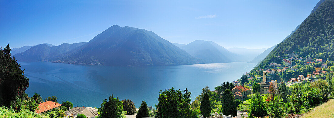 Blick über Comer See auf Monte San Primo, Argegno, Lombardei, Italien