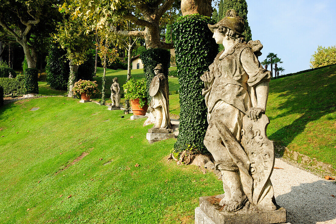 Skulpturen im Park der Villa del Balbianello, Lenno, Comer See, Lombardei, Italien