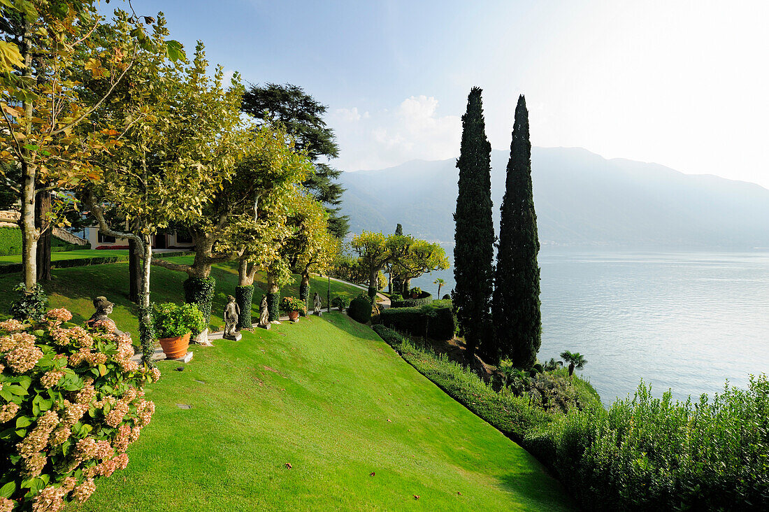 Garten mit Zypressen, Villa del Balbianello, Lenno, Comer See, Lombardei, Italien