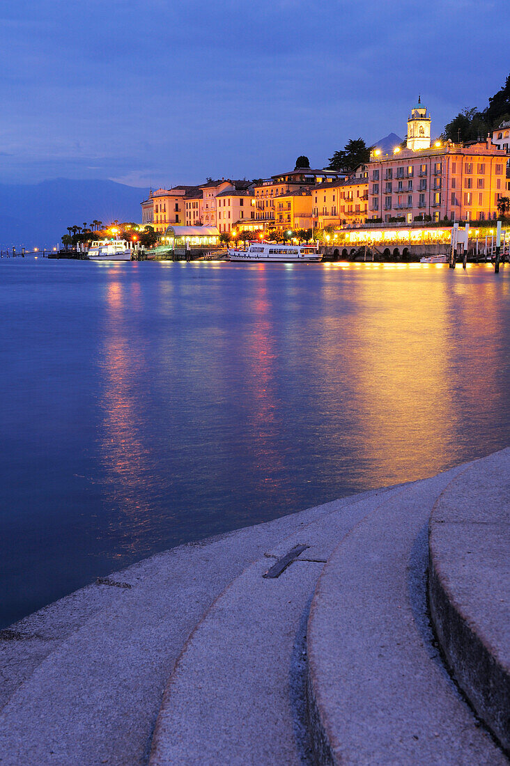 Blick über Comer See auf Bellagio am Abend, Lombardei, Italien