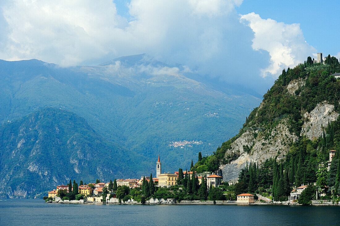 Blick über Comer See auf Varenna, Lombardei, Italien