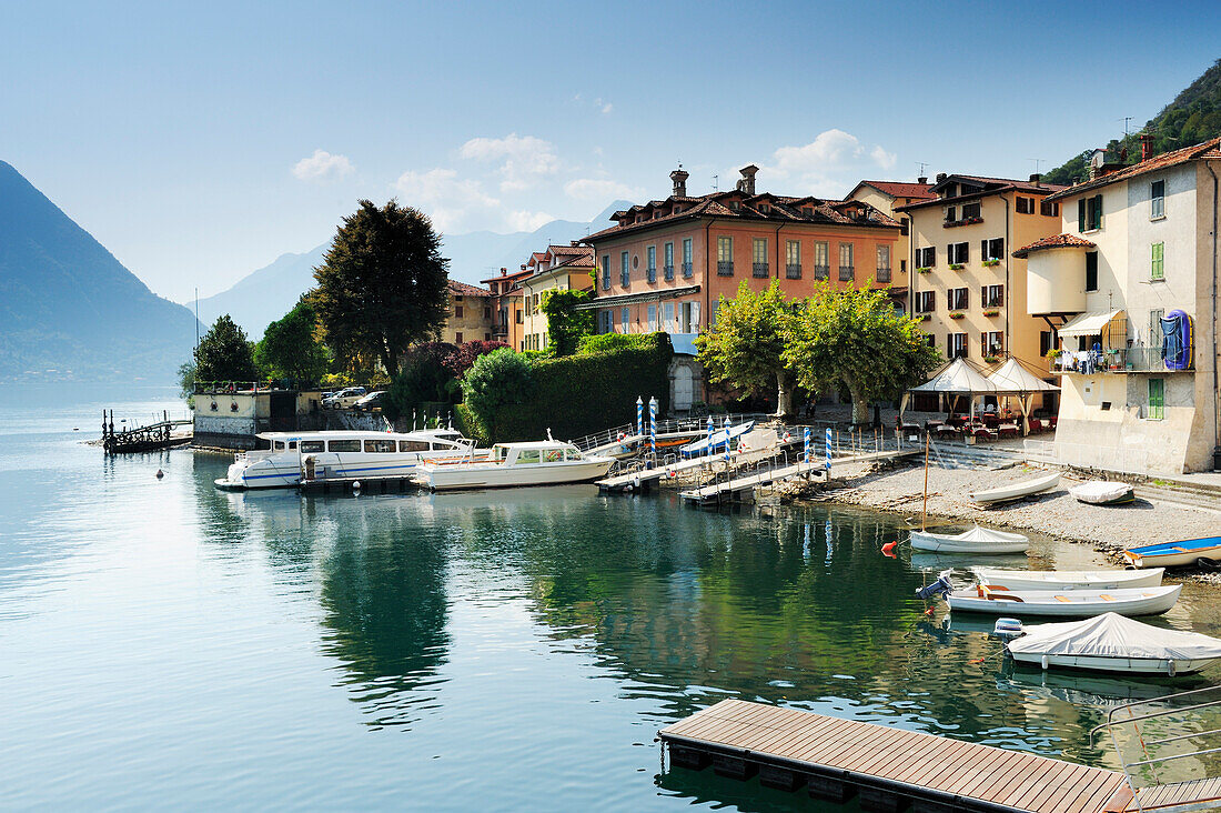 Bootshafen am Westufer vom Comer See, Lombardei, Italien