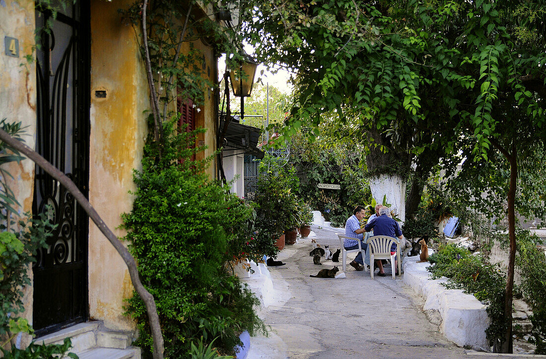 Menschen neben einem Haus im idyllischen Stadtteil Plaka, Athen, Griechenland, Europa