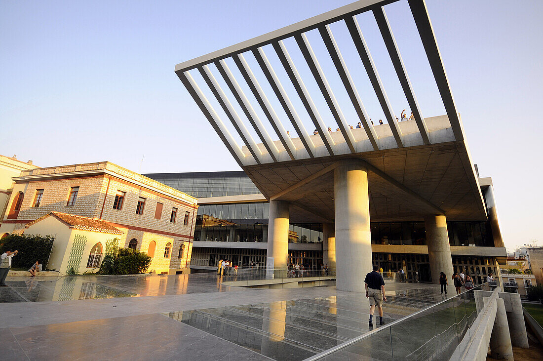 Menschen am Akropolis Museum im Abendlicht, Athen, Griechenland, Europa