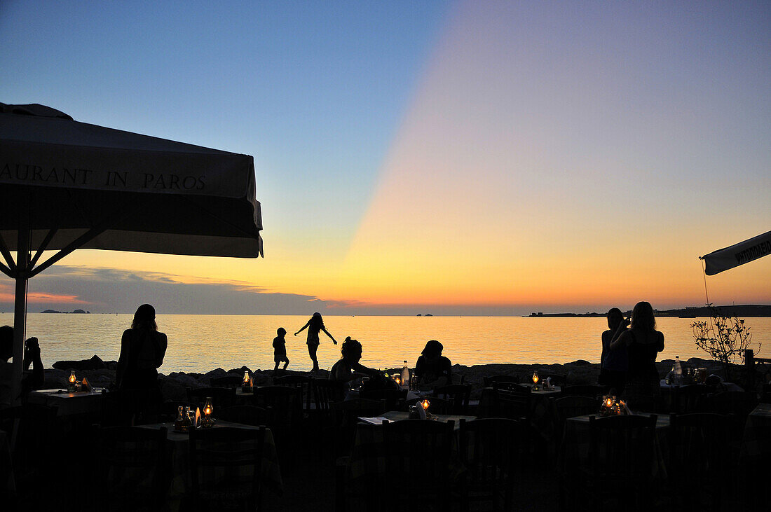 Menschen an der Promenade bei Sonnenuntergang, Parikia, Insel Paros, Kykladen, Griechenland, Europa
