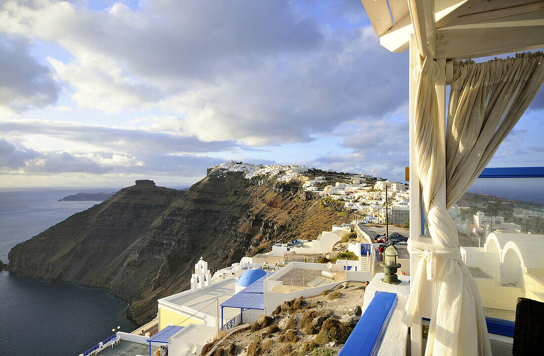 Aussicht von einem Balkon auf Häuser und Küste, Firostefani, Santorin, Kykladen, Griechenland, Europa