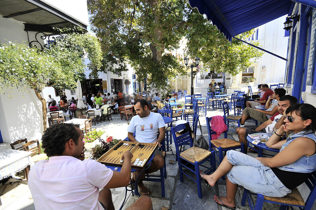 Menschen sitzen vor einem Restaurant, Pirgos, Insel Tinos, Kykladen, Griechenland, Europa