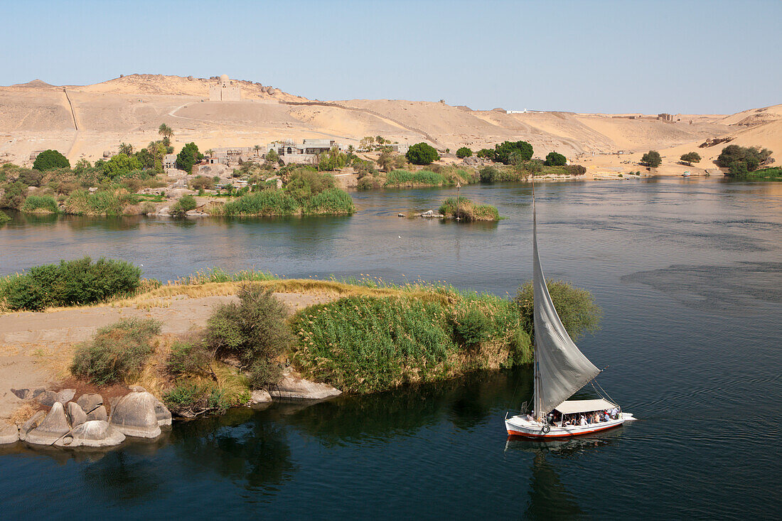Nil Kataraktlandschaft mit Feluke, Assuan, Ägypten