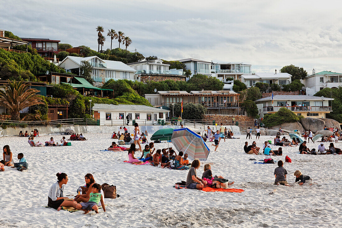 Leute am Strand, Clifton, Kapstadt, West-Kap, RSA, Südafrika, Afrika