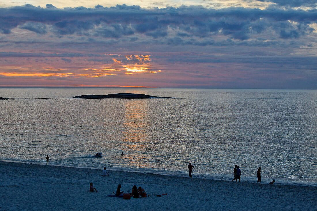 Sonnenuntergang am Strand, Camps Bay, Kapstadt, West-Kap, RSA, Südafrika, Afrika