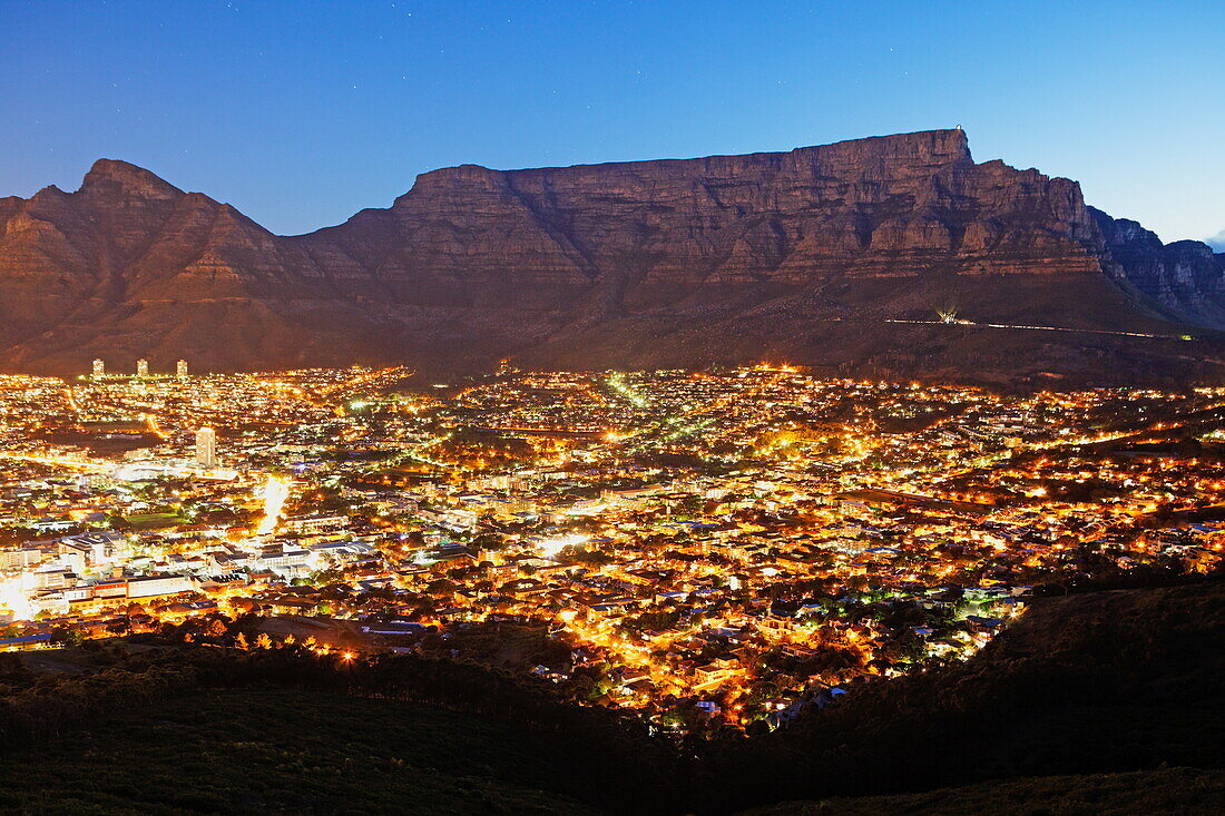 Blick von der Signal Hill Road auf das nächtliche Kapstadt und den Tafelberg, West-Kap, RSA, Südafrika, Afrika