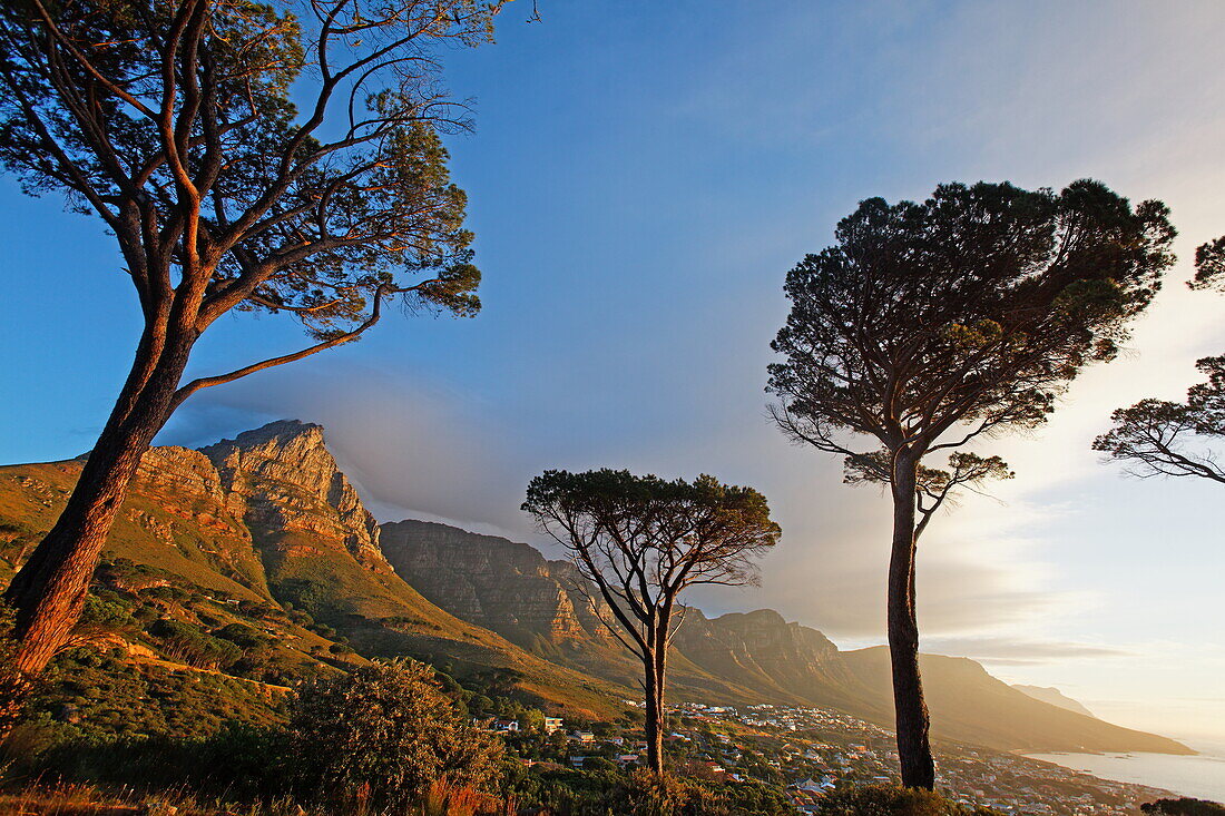 Camps Bay mit den 12 Aposteln des Tafelbergs im Hintergrund, Kapstadt, RSA, Südafrika, Afrika