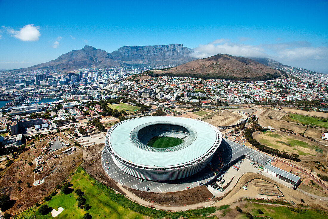 Luftaufnahme, Fußballstadion, Tafelberg und Kapstadt, Western Cape, Südafrika, Afrika