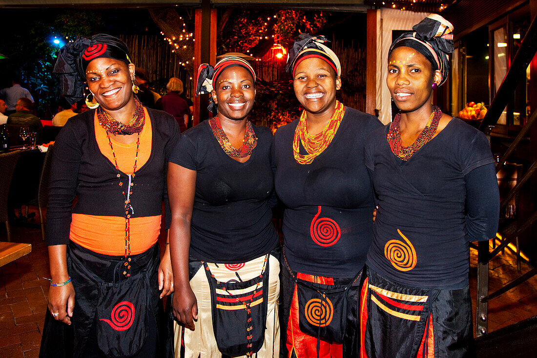 Schwarze in traditioneller Kleidung, Kapstadt, Western Cape, Südafrika, Afrika