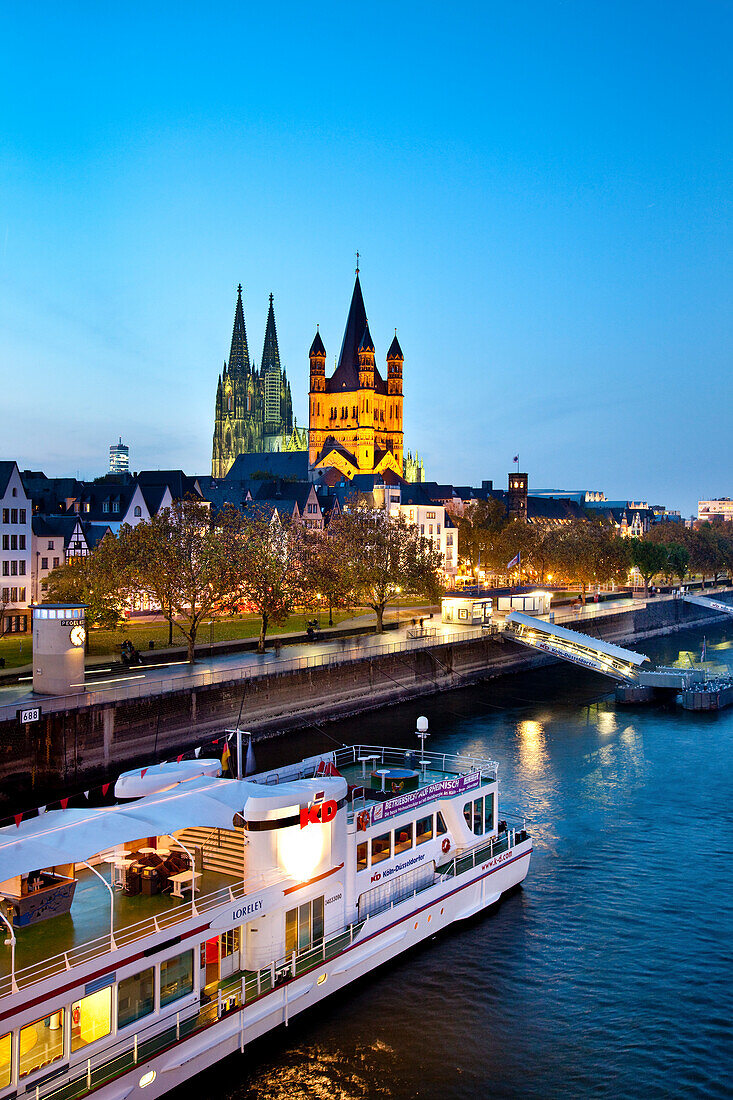 Blick über den Rhein zur Altstadt mit Dom und Groß St. Martin, Köln, Nordrhein-Westfalen, Deutschland