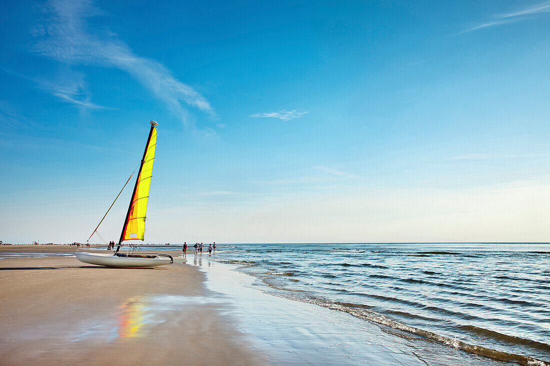 Katamaran am Strand, St. Peter-Ording, Nordfriesland, Schleswig-Holstein, Deutschland