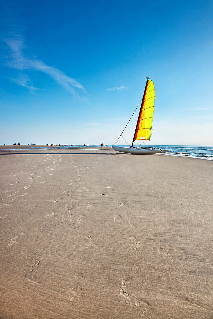 Katamaran am Strand, St. Peter-Ording, Schleswig-Holstein, Deutschland