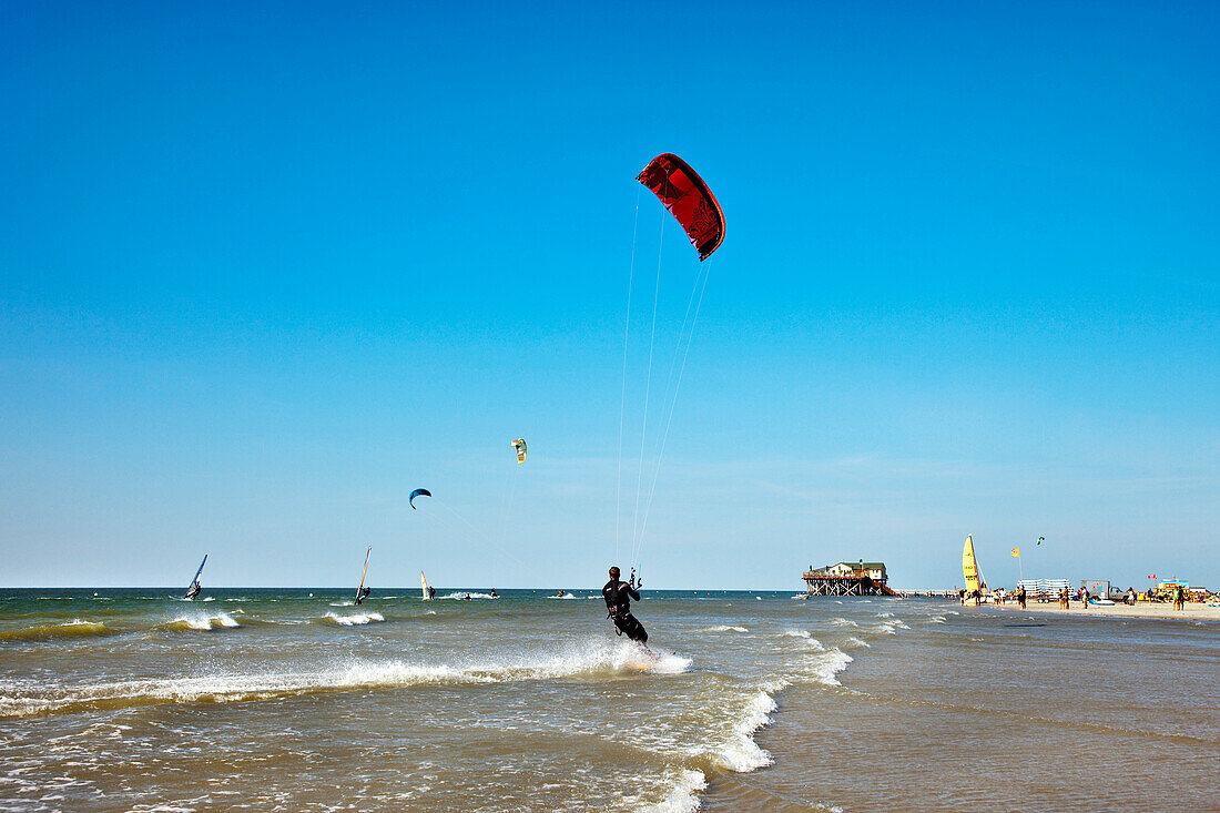 Kitesurfer am Strand, Sankt Peter-Ording, Schleswig-Holstein, Deutschland