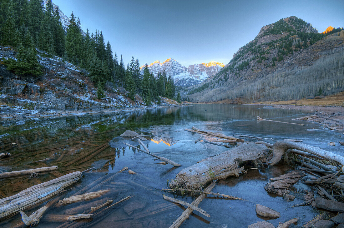 USA,  Colorado,  Maroon Bells Mountain reflected in Maroon Lake