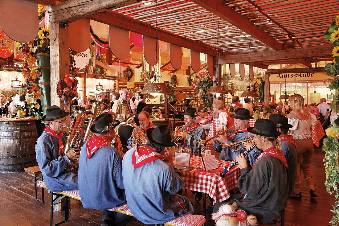 Musikkapelle in einem Bierzelt, Cannstatter Volksfest, Stuttgart, Baden-Württemberg, Deutschland