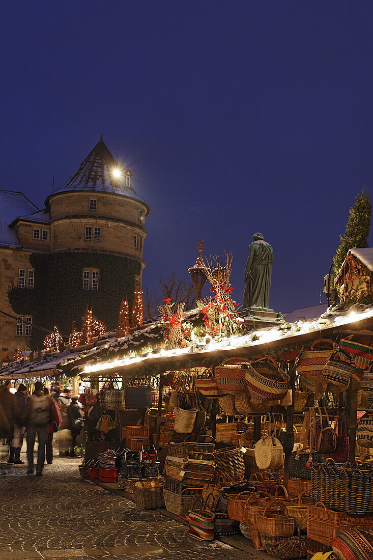 Weihnachtsmarkt am Schillerplatz, Altes Schloss im Hintergrund, Stuttgart, Baden-Württemberg, Deutschland