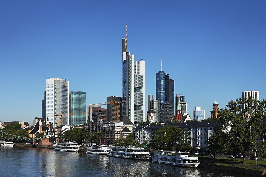 Blick über den Main auf Wolkenkratzer, Frankfurt am Main, Hessen, Deutschland