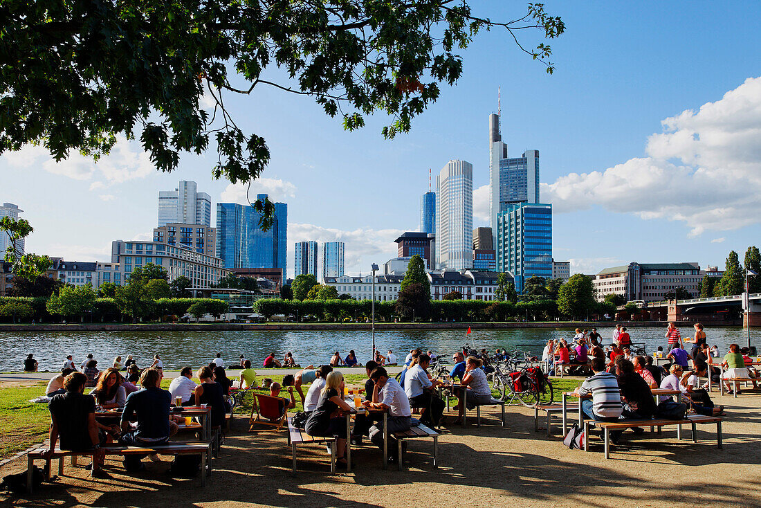 Menschen im Biergarten, Museumsufer, Frankfurt am Main, Hessen, Deutschland